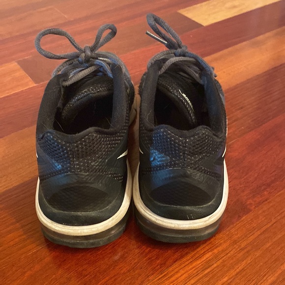 Ladies Nike sneakers! - Picture 3 of 9